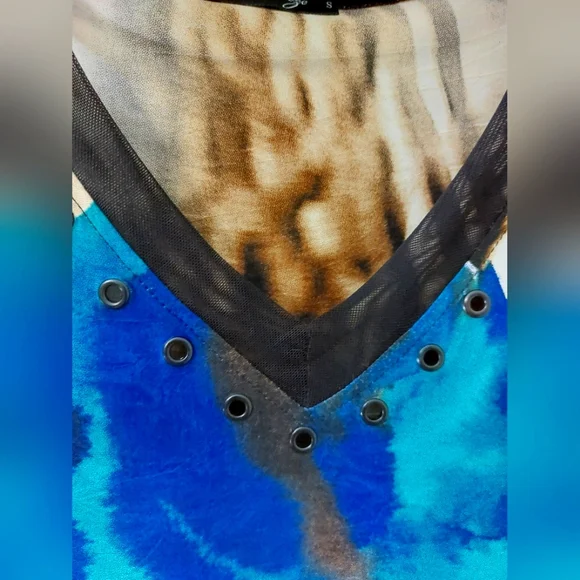 Colorful and Bold Mesmerize Tank Top. Long. Size Small. Floral and Animal Print. - Picture 3 of 5